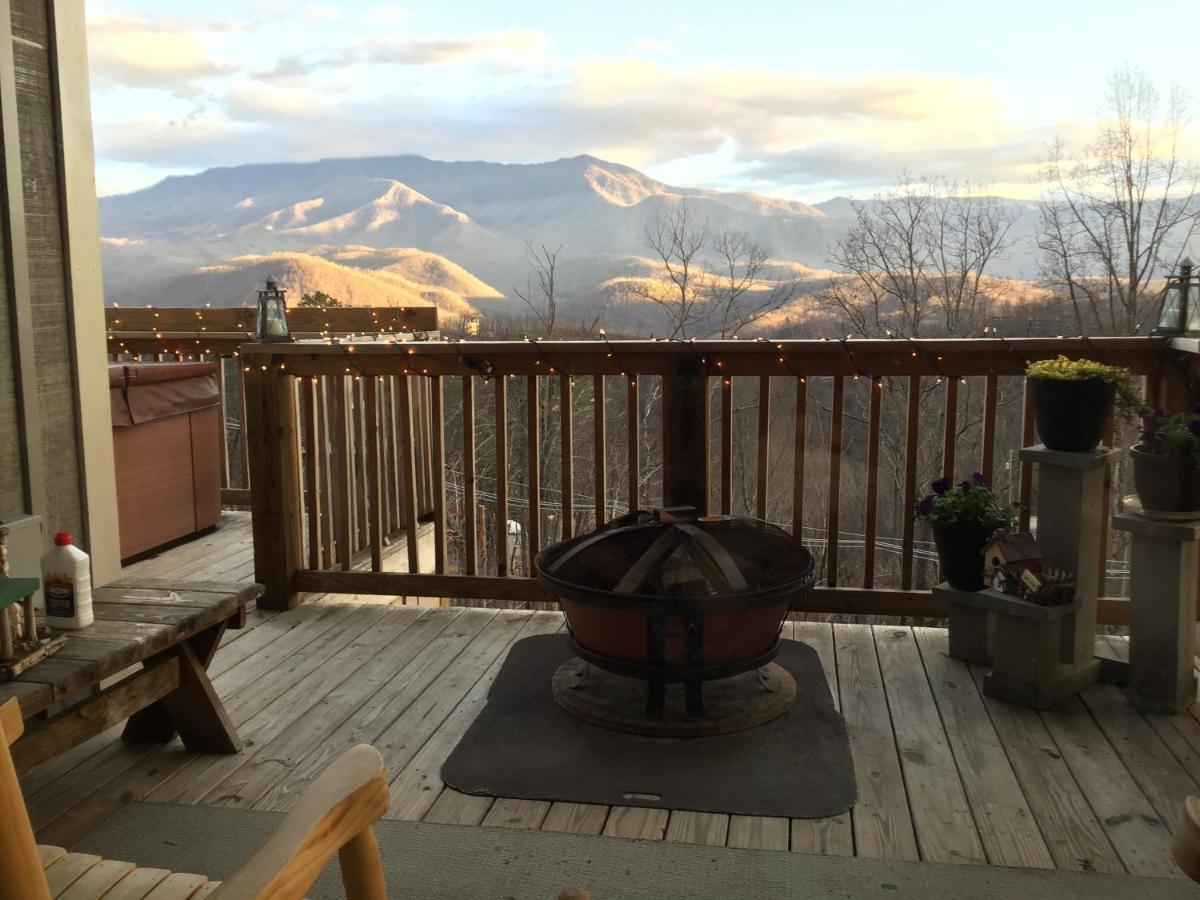 Love Nest Chalet Villa Гетлинбург Екстериор снимка